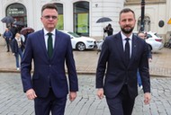 Przewodniczący Polski 2050 Szymon Hołownia i prezes PSL Władysław Kosiniak-Kamysz przed Pałacem Prezydenckim w Warszawie,