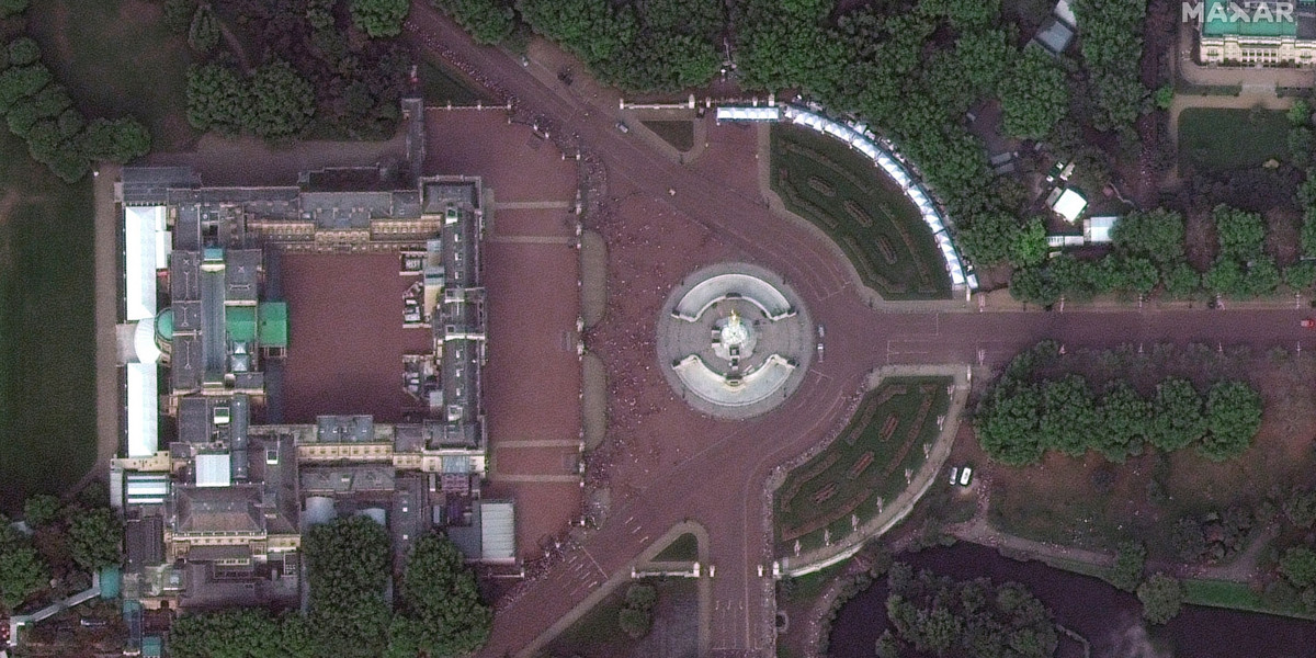 Zdjęcie satelitarne pałacu Buckingham. Widać na nim kolejkę żałobników.