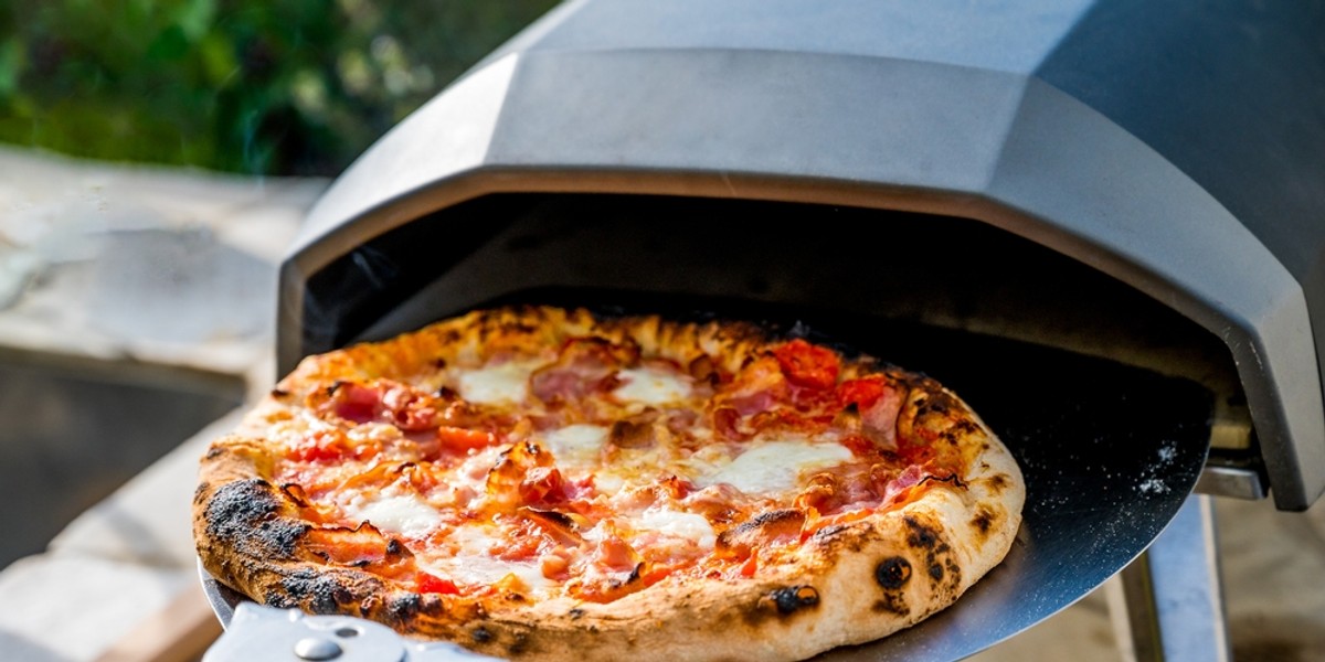 Domowy piec do wypieku pizzy to hit tego lata. Zapomnisz o grillu - Dom