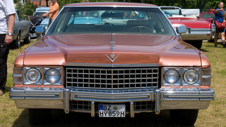 Najdłuższy amerykański "krążownik szos": 1975 Cadillac Fleetwood Seventy-Five