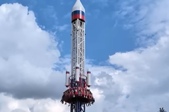 RUSKI OREŠNIK U ZABAVNOM PARKU Putinova smrtonosna raketa postala zabava za decu: "Kao kod kosmonauta-istraživača" (VIDEO)