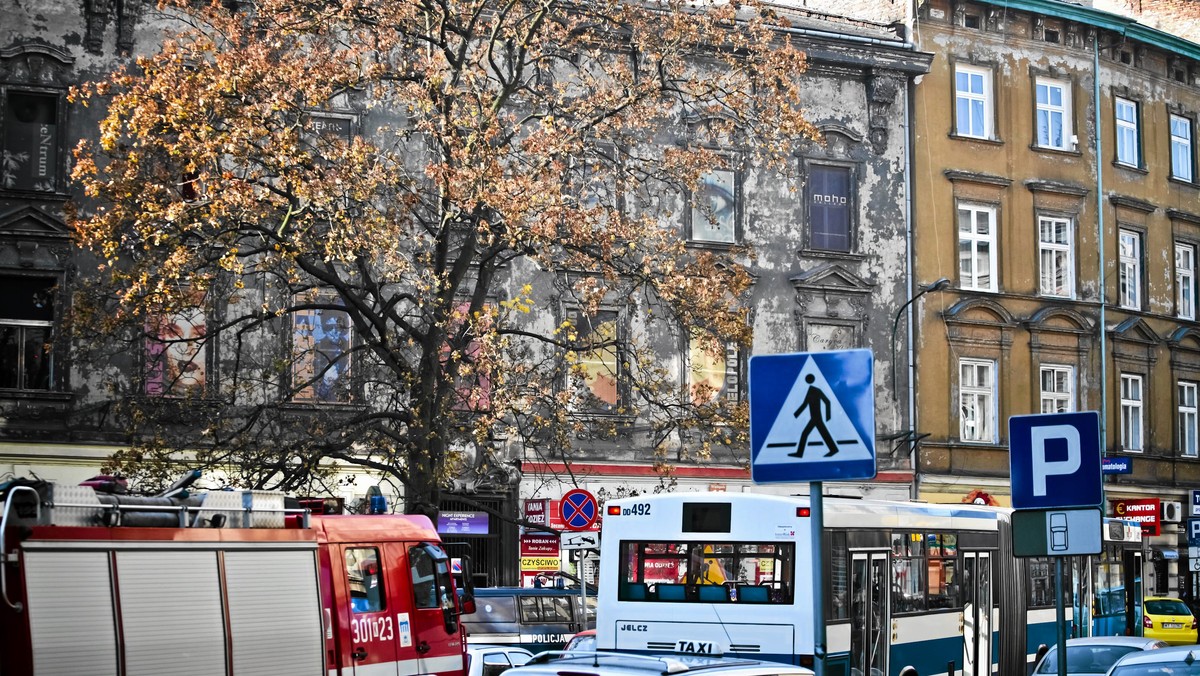 Nadmierne obciążenie przez tłum i niedopuszczalna, niezgodna ze sztuką budowlaną, ingerencja w konstrukcję schodów w krakowskiej dyskotece to dwa z siedmiu czynników, które doprowadziły do ich zawalenia się - ustaliła komisja badająca przyczyny katastrofy.