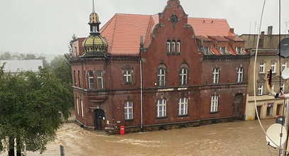 Dramat w Głuchołazach. Woda wdarła się do centrum miasta i zalewa domy