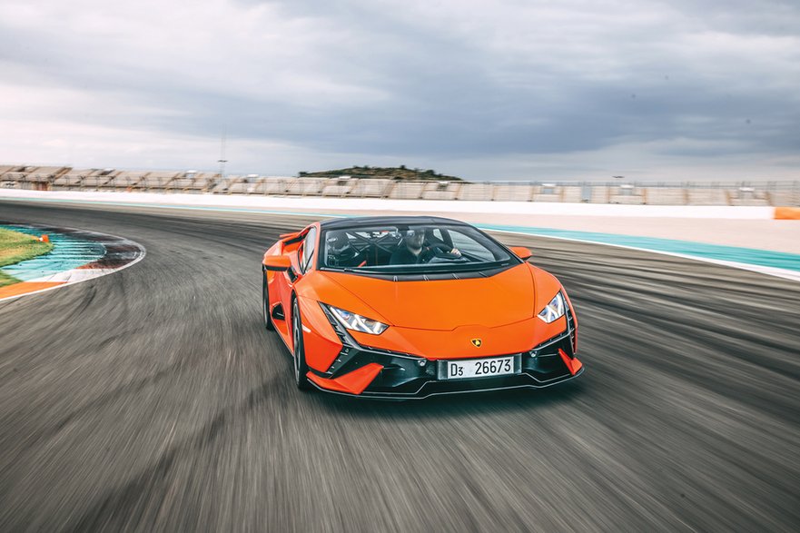 Lamborghini Huracan Tecnica nie jest face liftingiem ani następcą jakiegokolwiek modelu, to jest 640-konny Huracán z napędem na tylne koła, świeżym designem i wybitnym talentem do jazdy po torze wyścigowym. Pozycjonuje się gdzieś między Evo RWD a STO. Wyposażony w taki sam zespół napędowy, jak model torowy, jednak nie tak radykalny, jak aerodynamiczne monstrum. Dzięki temu Tecnica o wiele harmonijniej komunikuje się z kierowcą, daje się prawie swobodnie prowadzić z wysoką prędkością.