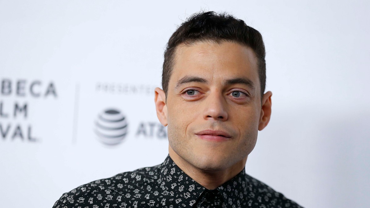 W rozmowie z "The Daily Mirror" Rami Malek, który w najnowszej - 25. - odsłonie przygód Jamesa Bonda wcieli się w rolę czarnego charakteru, przyznał, że początkowo twórcy chcieli, by jego postać była "muzułmańskim terrorystą". Nie zgodził się i postawił sprawę ostro: albo wątek zostanie zmieniony, albo on zrezygnuje z udziału w filmie. Na szczęście udało się dojść do kompromisu, a jego bohater to "inny typ terrorysty".