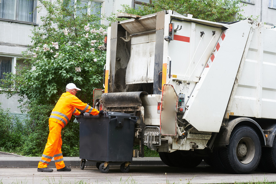 Śmieciarze narażeni na kontakt z niebezpiecznymi odpadami