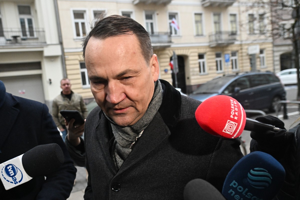 Warszawa, 09.11.2024. Minister spraw zagranicznych Radosław Sikorski w drodze na spotkanie zarządu Platformy Obywatelskiej przed Biurem Krajowym partii przy ul. Wiejskiej w Warszawie, 9 bm. Wg informacji medialnych na spotkaniu ustalony ma zostać sposób wyboru kandydata Platformy w wyborach prezydenckich. (ad) PAP/Radek Pietruszka