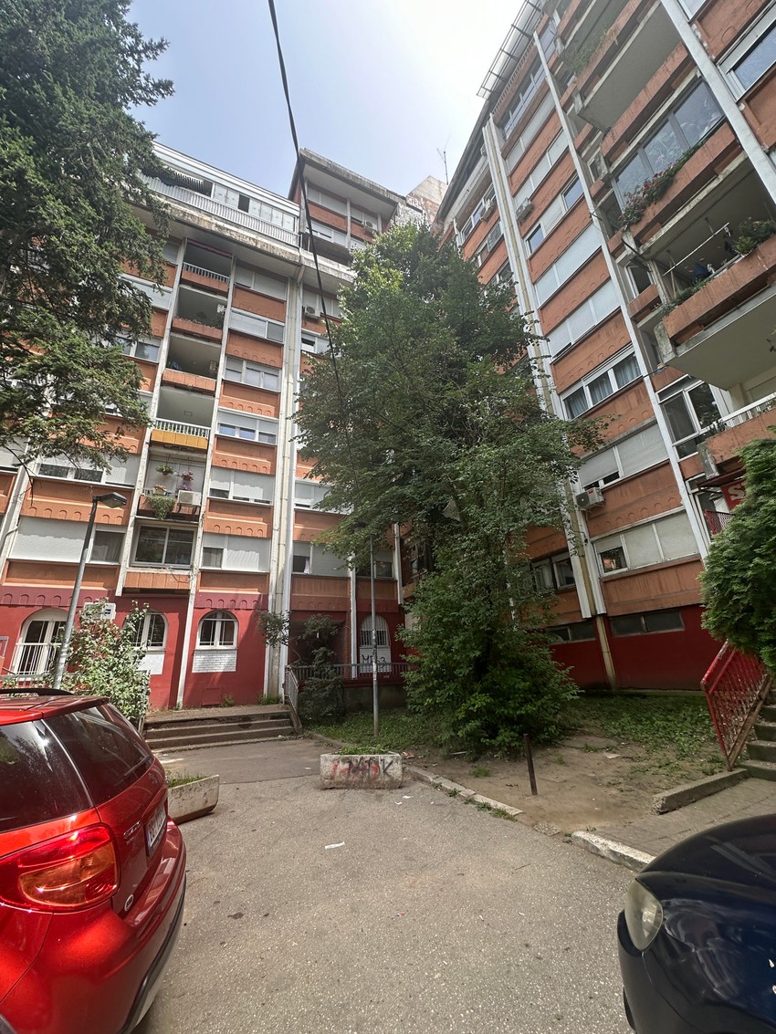 Zgrada na Voždovcu u kojoj je pronađeno telo S.R.