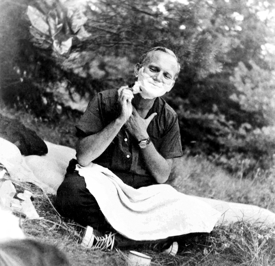 Biskup Karol Wojtyła na wycieczce turystycznej w Beskidzie Niskim (1961 r.)