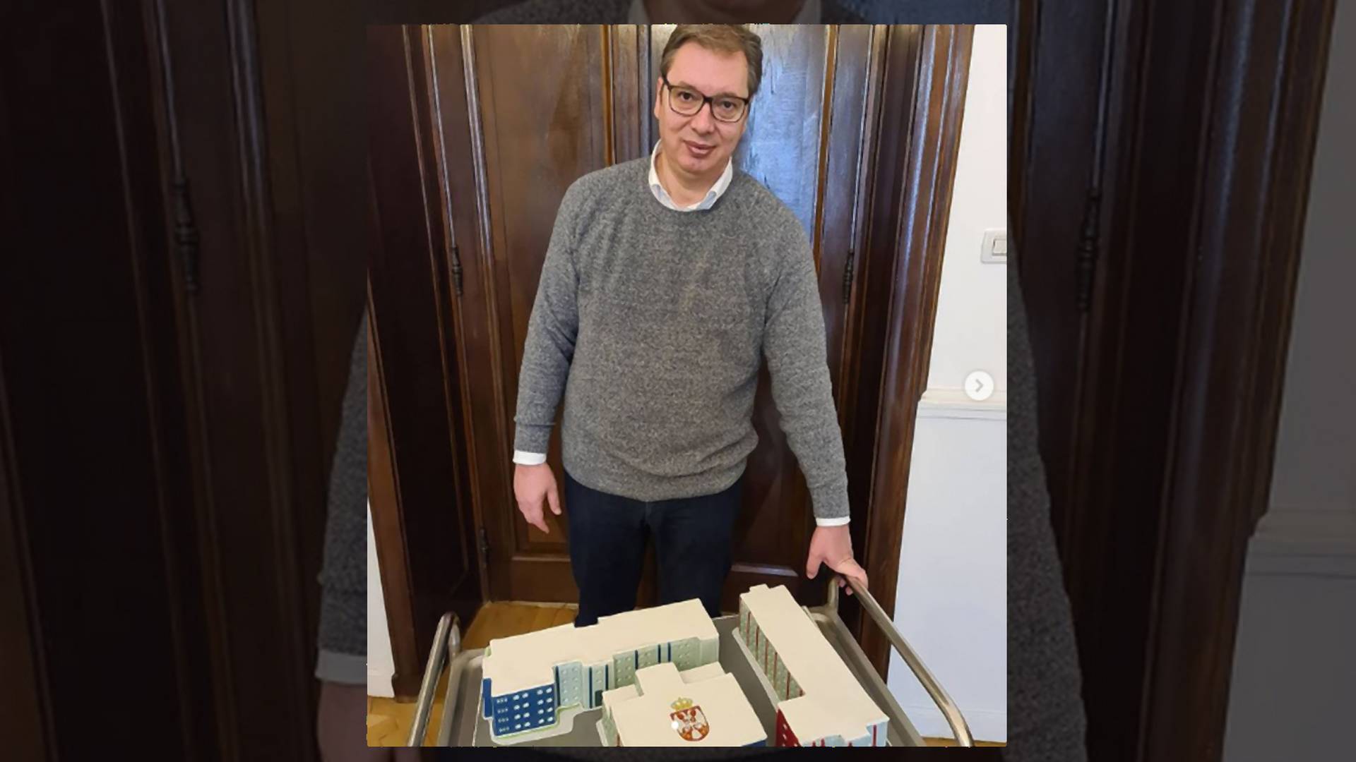 Vučić i njegova kovid torta - ako vam ne pozli od ukusa od prizora hoće sigurno