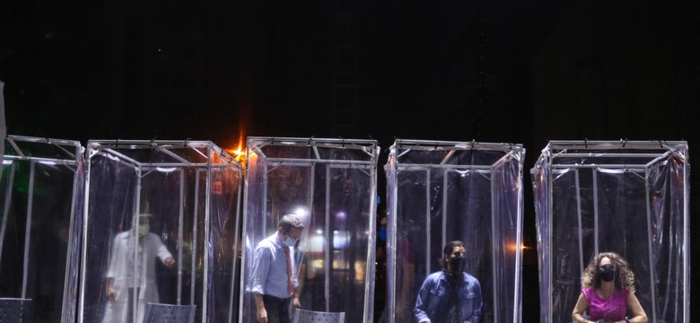 Widzowie w plastikowych boksach. W Brazylii tak wygląda teatr w czasach zarazy