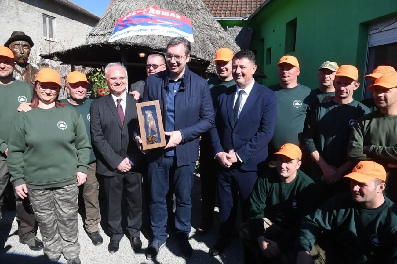 (live) Vučić in Srem hat ein Wolfsbild geschenkt bekommen