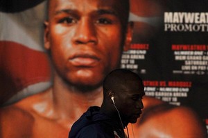 Floyd Mayweather: miliony w żelaznym uścisku