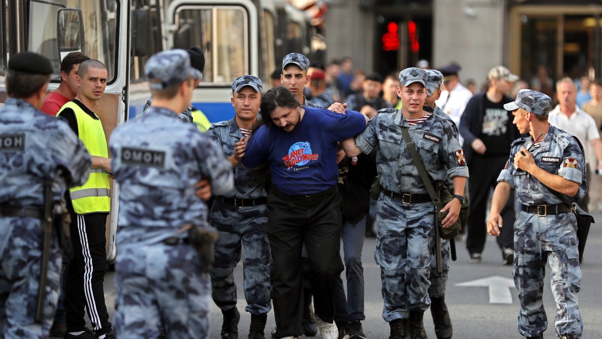 Rosyjska policja zatrzymała ponad 300 osób w czasie demonstracji zwołanych przez działacza opozycji Aleksieja Nawalnego. Protesty uliczne odbywały się pod hasłami sprzeciwu wobec rządowych planów podniesienia wieku emerytalnego.