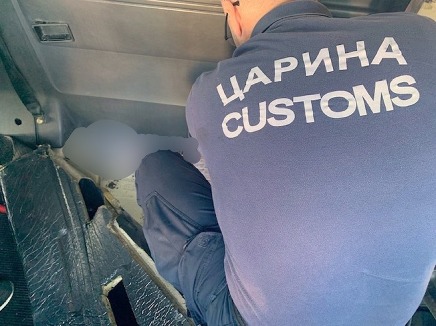 Otkrivene cigarete u podu kombija 