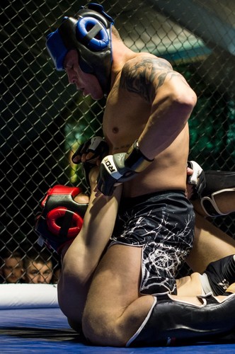 Polscy żołnierze biją się w klatce