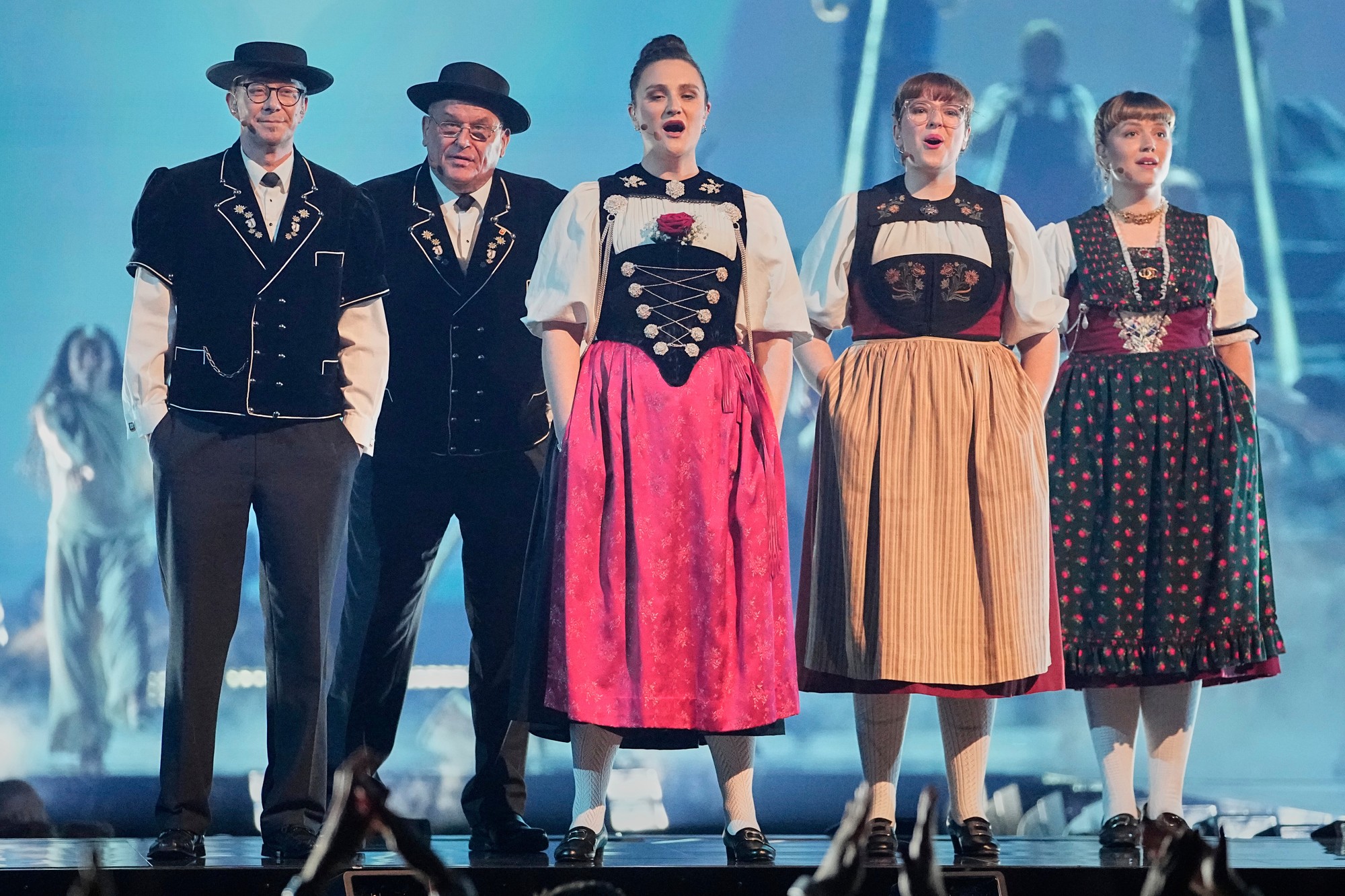 69. ročník piesňovej súťaže Eurovízia 2025: Tradiční švajčiarski speváci otvárajú šou pred začiatkom prvého semifinále.
