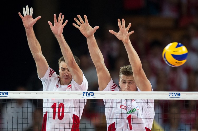 Polacy Mariusz Wlazły i Piotr Nowakowski podczas meczu grupy A mistrzostw świata siatkarzy z Kamerunem we Wrocławiu