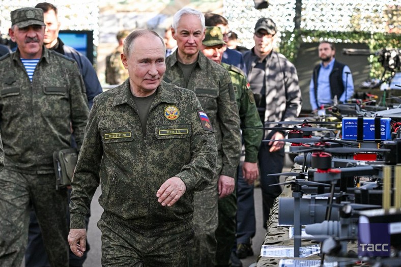 Putin ogląda drony używane na ćwiczeniach