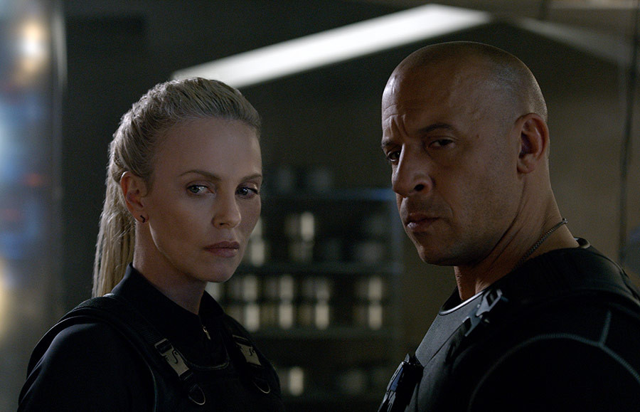 Vin Diesel jako Dominic Toretto i Charlize Theron jako Cipher w filmie "Szybcy i wściekli 8" (2017)