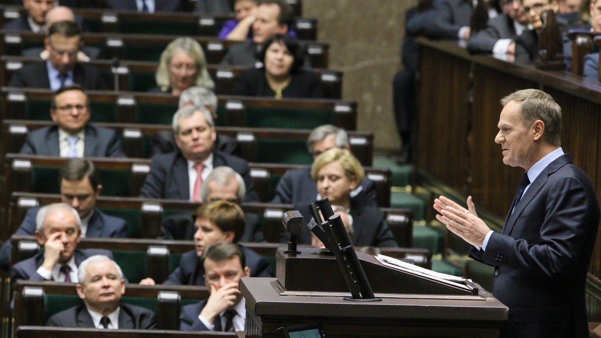 Premier Donald Tusk zapowiedział, że do poniedziałku przygotowany zostanie w kancelarii premiera pełny zestaw sprostowań do wystąpienia Jarosława Kaczyńskiego podczas sejmowej debaty nad wnioskiem o konstruktywne wotum nieufności wobec rządu. Prezes PiS zareagował na to w swoim stylu, że wystąpienie premiera "zawierało w sobie stały element socjotechniki PO - całkowita kontrfaktyczność: białe jest czarne, a czarne jest białe".