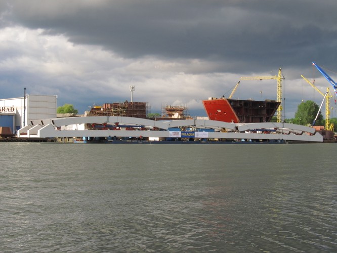 Koszt budowy samej przeprawy przez Martwą Wisłę to 38 mln zł. Pierwsze pociągi miały pojechać tędy jeszcze w tym roku czego PLK na razie nie dementuje. Jak podaje PKP PLK, cała inwestycja wraz z przebudową linii kolejowej zakończy się w sierpniu 2016 r.