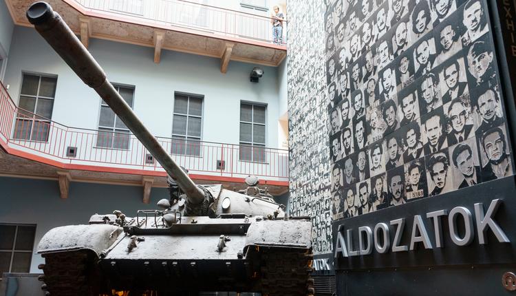 Te czołgi pamiętają interwencję na Węgrzech w 1956 roku. Rosjanie przerzucają je na front