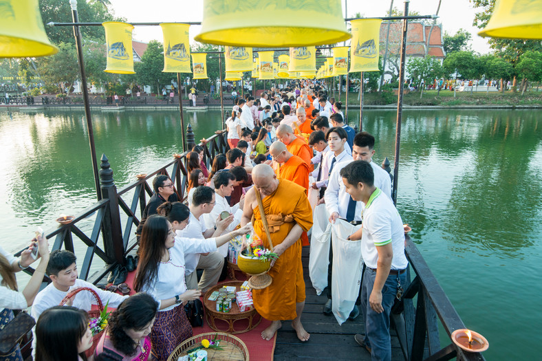 Mnisi z Sukhothai zbierają jałmużnę
