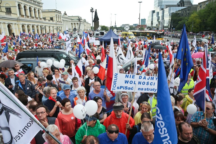 Uczestnicy marszu KOD w Warszawie. Marsz, pod hasłem 