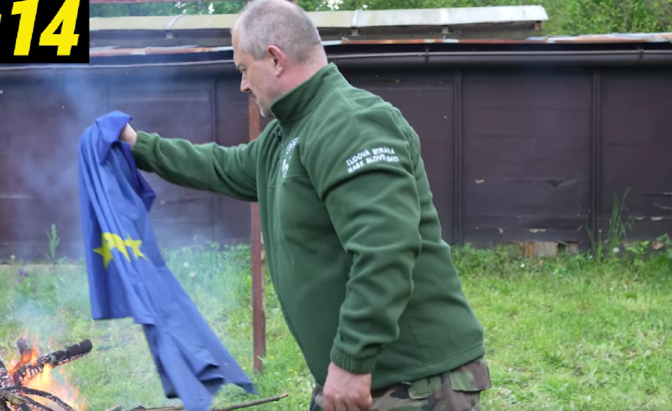 Kotleba spálil vlajku EÚ.