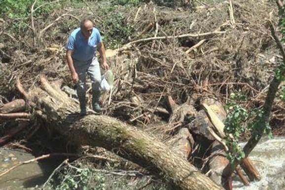 APOKALIPTIČNE SCENE IZ IVANJICE Strašno nevreme praćeno gradom sravnilo sela: Uništeni malinjaci, putevi oštećeni, a evo ko je NAJGORE PROŠAO!