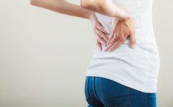Dopadł cię BÓL W LĘDŹWIACH? Co może oznaczać i jak go ukoić?