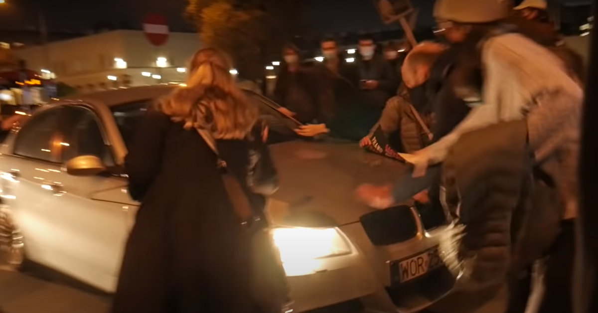 Warszawa: Mężczyzna, który spotkał protestujące kobiety, jest oficerem ABW