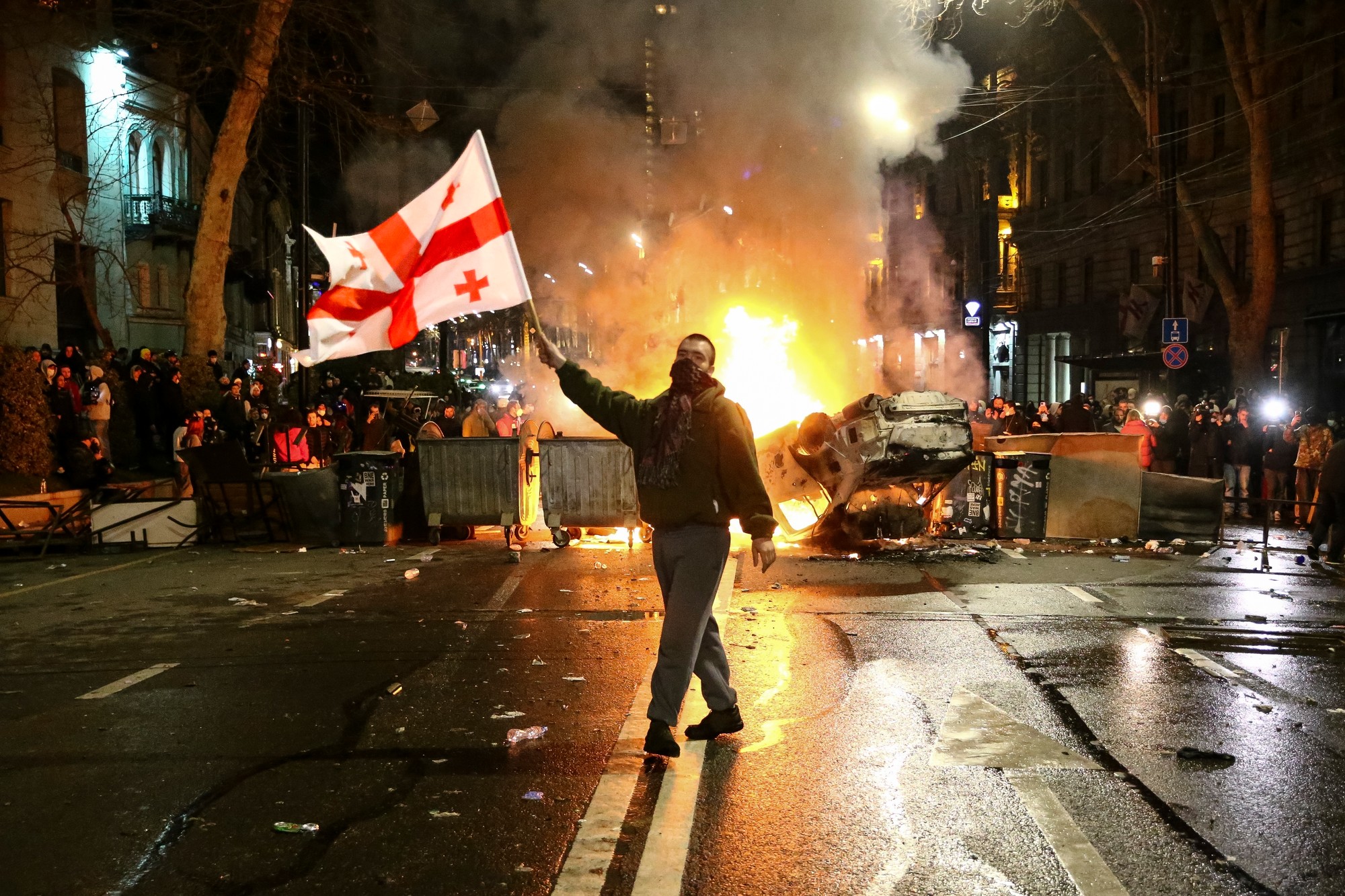 Kontroverzný návrh zákona o zahraničných agentoch vyvolal v Gruzínsku hromadné protesty.