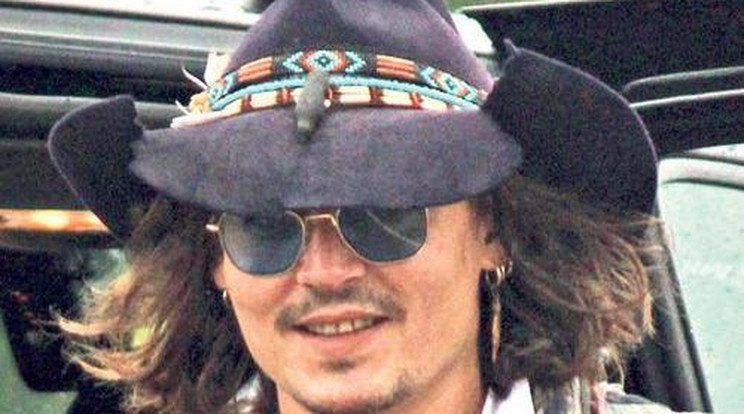 Lóról zúgott le Johnny Depp