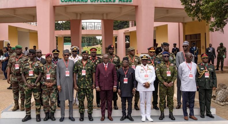 Le chef d'état-major de la défense du Ghana, le vice-amiral Seth Amoama (1er rang 4e à dr) et le ministre de la Défense du Ghana, Dominic Nitiwul