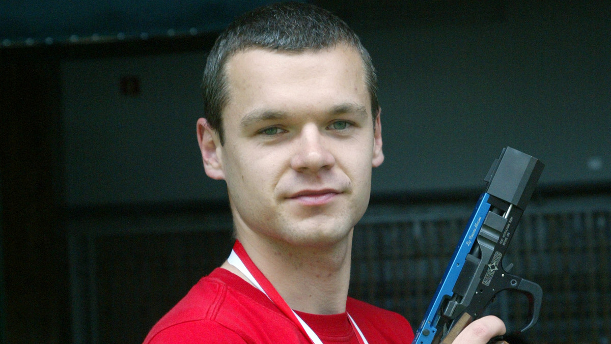 Piotr Daniluk po pierwszym dniu rywalizacji na strzelnicy (pistolet szybkostrzelny, 25 metrów) zajmuje w kwalifikacjach piętnaste miejsce.