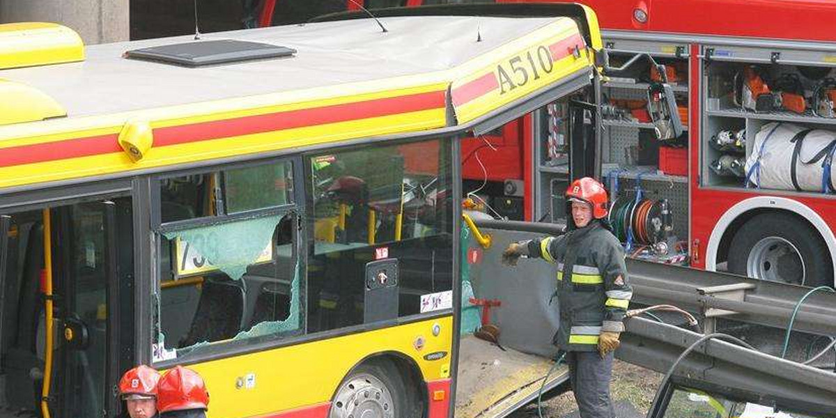 Wypadek autobusu. Czy to wina komórki?