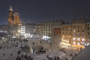 Krótkie wyjazdy do miasta zamiast nart? Badanie: Już co drugi Polak wyjeżdża na zimowe city breaki [materiał partnera]