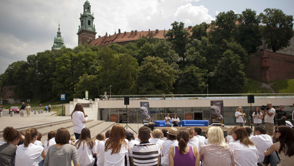 Kilkudziesięciu młodych ludzi ubranych w koszulki z fragmentami wierszy Czesława Miłosza spotkało się w środę u podnóża Wawelu. "Nosiciele poezji" czytali, a nawet śpiewali poezję noblisty.