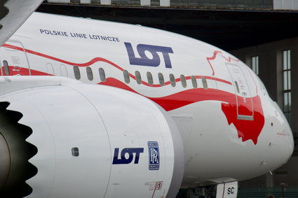 Biało-czerwony dreamliner LOT-u wylądował w Warszawie w asyście F-16