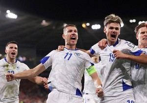 Edin Džeko u krupnom planu - strelac gola za izjenačenje protiv Velsa u Kardifu | Foto: REUTERS/Hannah Mckay