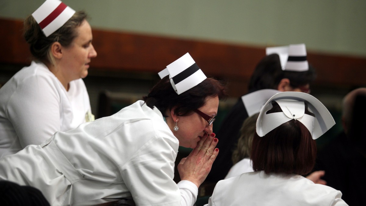 Protestujące pielęgniarki z Ogólnopolskiego Związku Zawodowego Pielęgniarek i Położnych (OZZPiP) nie reprezentują interesów pielęgniarek i pacjentów, ale - wyłącznie partykularny interes związku zawodowego - oświadczył poseł PO Paweł Olszewski.