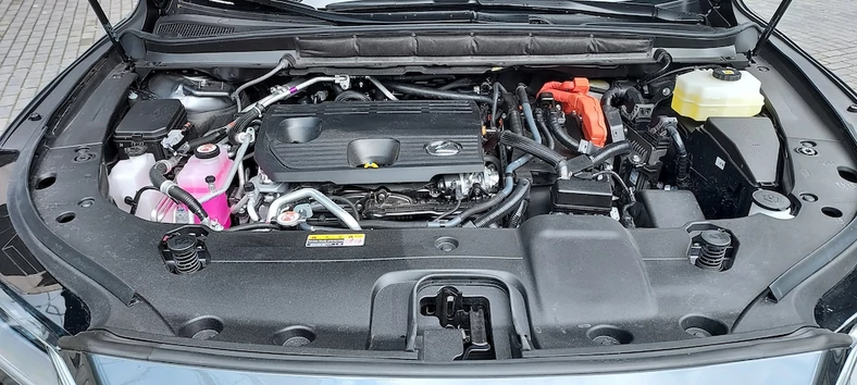 Lexus RX 450h+. Oprócz silnika spalinowego są także dwa motory elektryczne