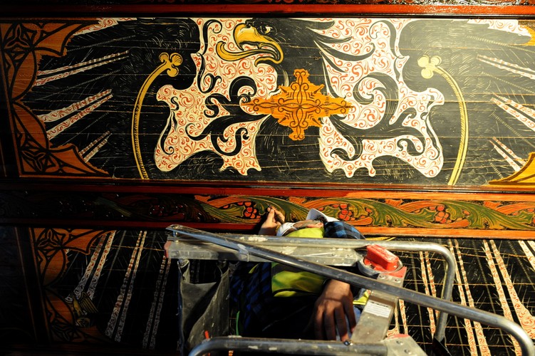 Czarny orzeł, symbol króla Prus Fryderyka Wilhelma I Pruskiego odkryty na suficie w Komendzie Wojewódzkiej Policji w Szczecinie