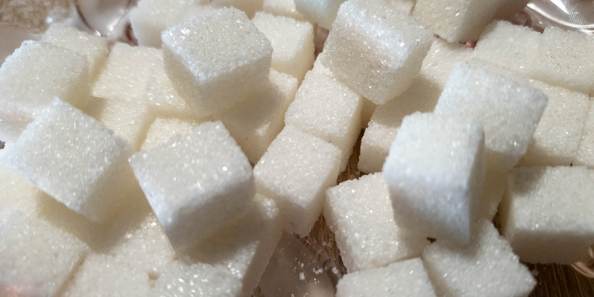 Podatkiem od cukru mają być obłożone napoje, które są dodatkowo dosładzane (także takimi słodzikami jak stewia czy miód). Nie będzie on dotyczył natomiast tych napojów, które zawierają naturalny cukier z owoców czy warzyw.