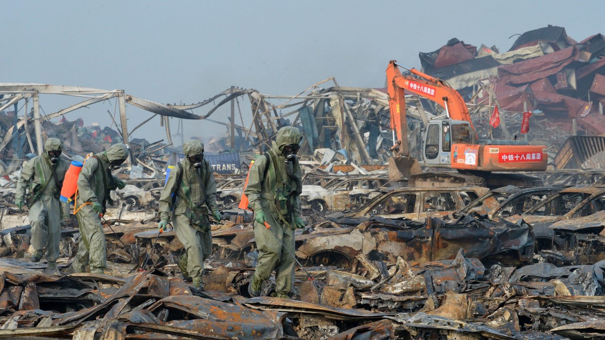 W Chinach aresztowano 12 osób, które mogły mieć związek z gigantycznymi wybuchami w portowym mieście Tiencin (Tianjin). Wśród podejrzanych są członkowie kierownictwa firmy logistycznej, która przechowywała chemikalia. W eksplozjach zginęło prawie 140 osób.