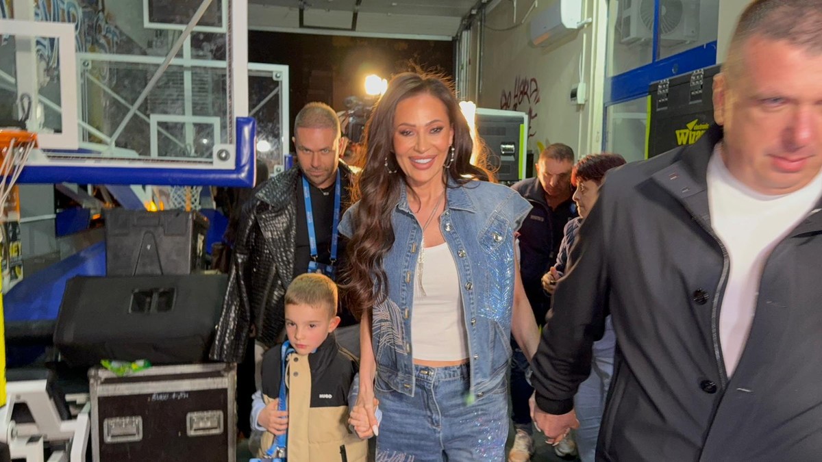 CECA ZA URBANI STAJLING DALA PREKO MILION DINARA Pojavila se cela u Šanelu i nema joj ravne: Evo koliko koštaju samo minđuše