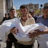 Nabil Abu Labda nosi telo svoje šestogodišnje ćerke, Menne Alah Abu Labde, koja je poginula u izraelskom vazdušnom napadu