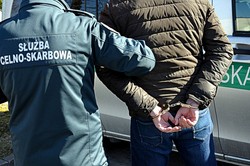 Podrabiali faktury VAT na towar z Azji. Skarb Państwa mógł stracić 285 milionów złotych, podejrzany usłyszał zarzuty